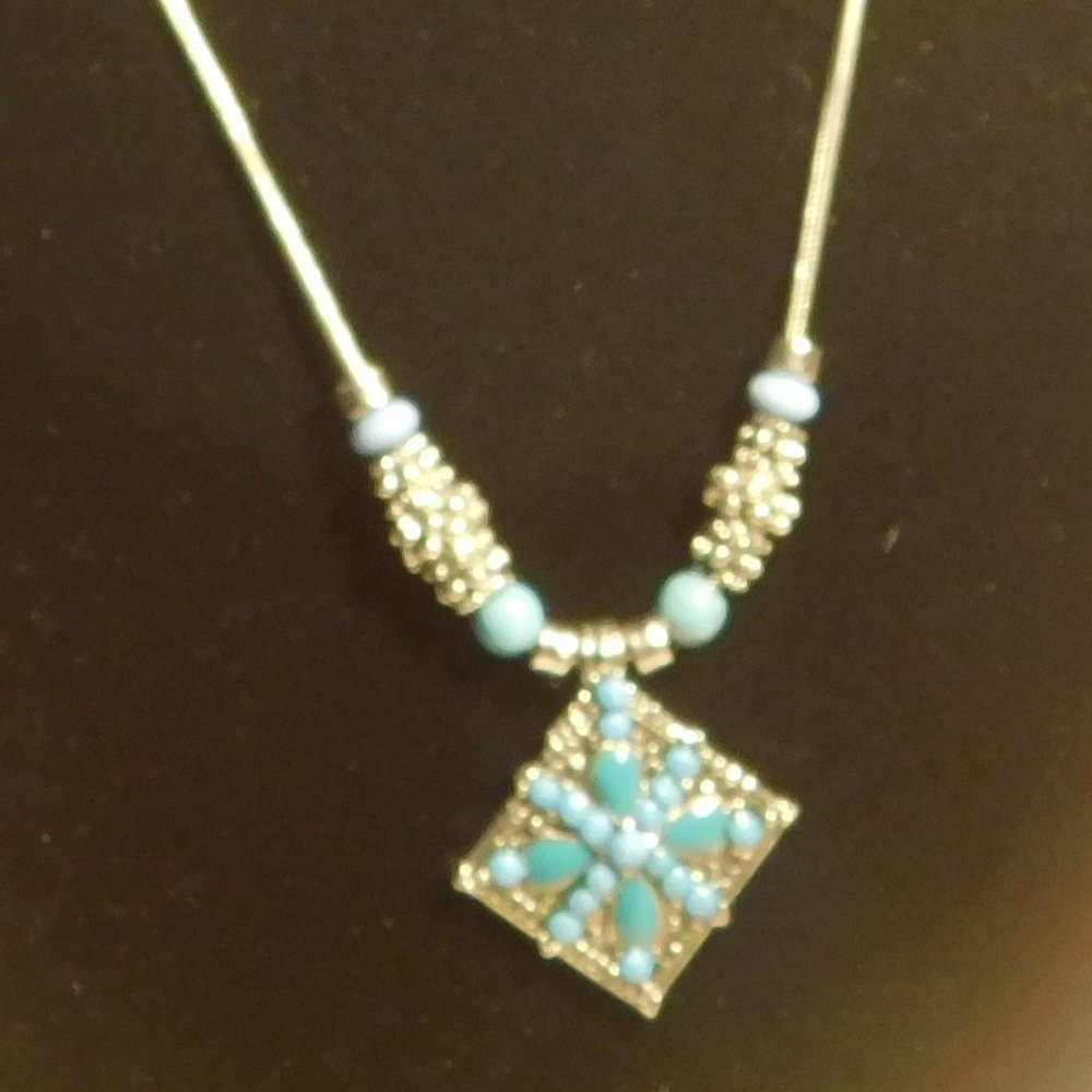 NECKLACE - Picture 2 of 8